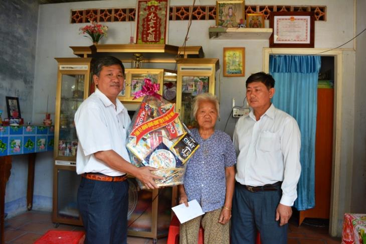 Đoàn đại biểu Quốc hội đơn vị tỉnh Tây Ninh thăm Mẹ Việt Nam anh hùng nhân dịp 30/4 ở huyện Tân Châu